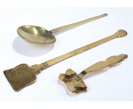 Early 18th Century brass slice, circa 1700, together with an 18th Century brass ladle and a 19th Century brass dish hanlde (3