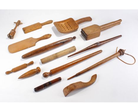 Mixed treen, to include spatulas, a squeezer, a pierced ladle, needle case, a rolling pin etc (qty)