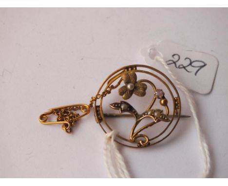 Attractive circular 9ct pearl set floral brooch    