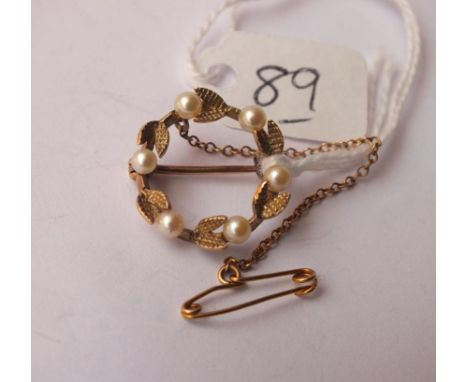 Circular 9ct pearl set wreath brooch 2.7g inc    
