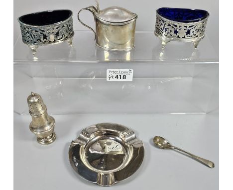 Bag of silver to include: pair of pierced boat shaped salts with blue glass liners, silver pepperette, mustard pot and silver