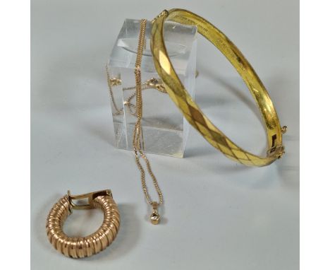 9ct gold metal core ladies' bangle, together with 9ct gold single hoop earring (3.7g approx.) and 9ct gold fine link chain (1