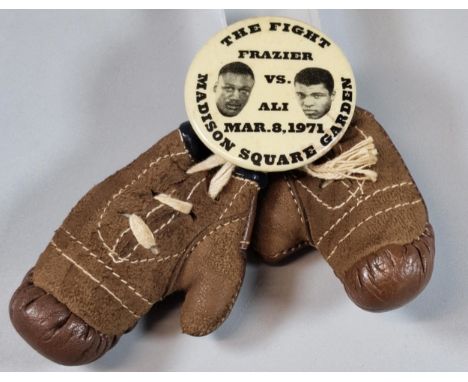 Boxing memorabilia - original badge from the Fight Frazier V Ali, Madison Square Garden, March 8th 1971, together with pair o