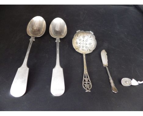 Silver lot - 2 x hallmarked serving spoons (fiddle pattern) London 1903 by William Hutton &amp; Sons ltd 145g, a tea strainer