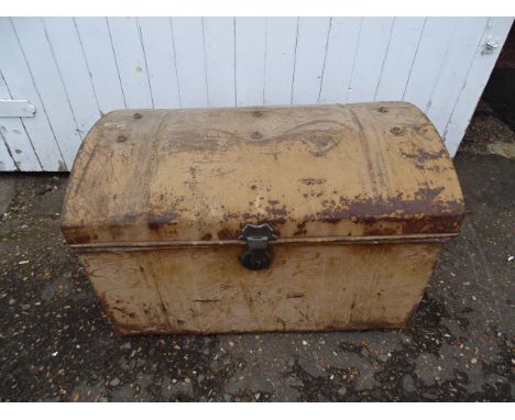 Metal trunk (one hinge is broken)&nbsp;