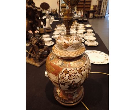 Large Oriental Imari pattern ceramic table light on wooden base  CONDITION REPORT: All electrical items in this lot have been