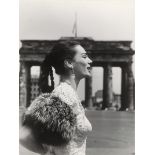 Klebig, Robert (Bob): Model vor dem Brandenburger Tor
