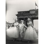 Klebig, Robert (Bob): Emilio Pucci und Models vor dem Brandenburger Tor