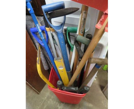 A SELECTION OF GARDEN TOOLS