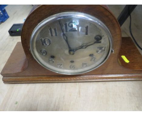 A VINTAGE WOODEN MANTLE CLOCK 