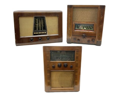 1950 Bush Type PB22 valve radio with Bakelite knobs and central glass tapering panel between with gilt metal mesh speakers, W