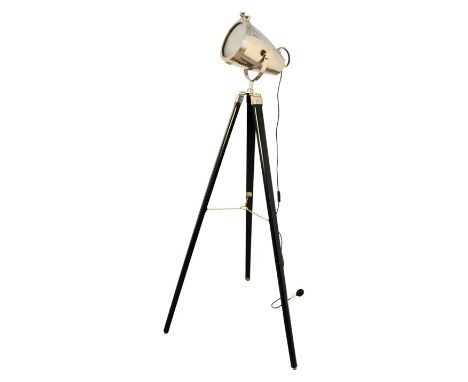 A Chrome and polished metal search light / theatre light on ebonised tripod wood base. Mid 20th century. H176cm.
Reserve:€300
