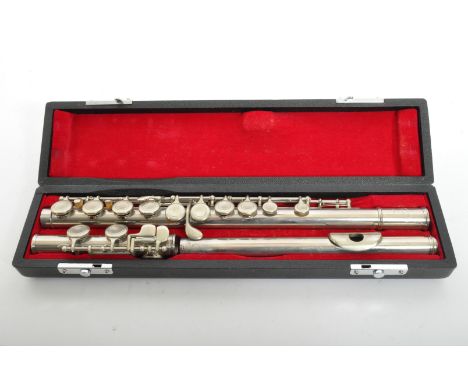 Yanagisawa - Japanese metal flute instrument. Model 100. House in a ebonised hinged&nbsp;case with a red velvet interior. Mea