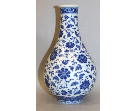 A GOOD QUALITY CHINESE BLUE & WHITE MING STYLE PORCELAIN VASE, the sides of the pear-form body decorated with formal leaf and