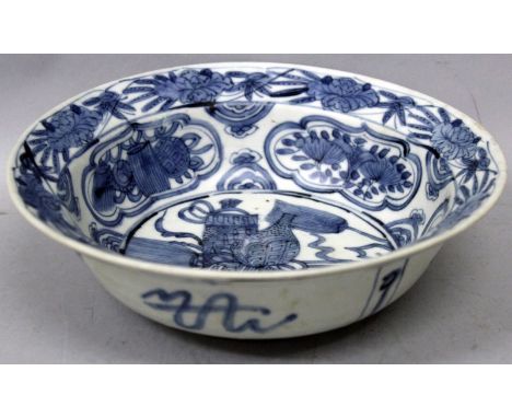 A GOOD DEEP LATE MING DYNASTY CHINESE WANLI PERIOD BLUE & WHITE KRAAK SHIPWRECK PORCELAIN BOWL, the interior centre painted w