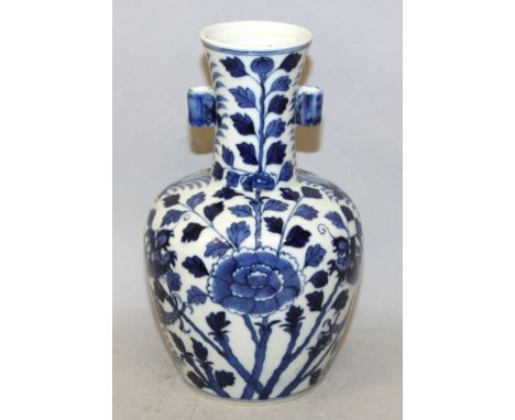 A 19TH CENTURY CHINESE BLUE & WHITE PORCELAIN ARROW VASE, the sides painted with two dragons amidst stylised foliage, the bas