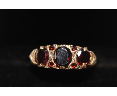 A vintage 9ct gold &amp; garnet ring 2.9 grams