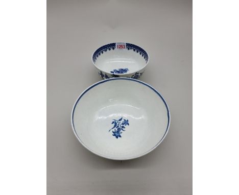 A&nbsp;Worcester first period 'Three Flowers' pattern blue and white bowl, 17cm diameter, together with a Caughley 'Fisherman