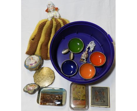 2 CERAMIC PATCH BOXES, COMPACT, 2 PAPERWEIGHTS (1 WILLIAMS NEW CREAM TOFFEE) + PIN DOLLY ETC 