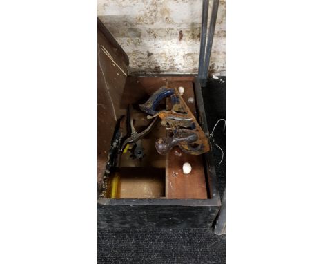 OLD TOOLBOX AND CONTENTS