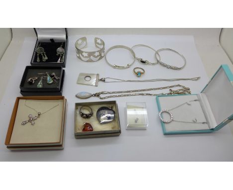 Assorted silver jewellery 