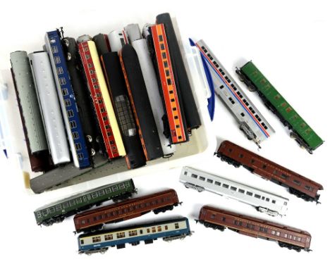 Collection of H0/00 gauge loose passenger coaches, to include thirteen Tri-Ang, three Hornby and fifteen other by Liliput, Li