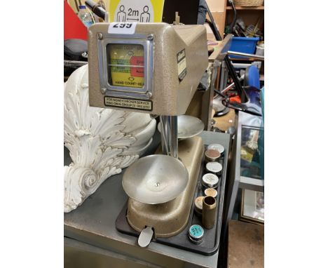 VINTAGE OMAL UNIVERSAL MONEY CHECKER SCALES