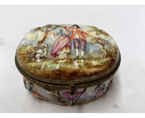 CAPO DI MONTE PORCELAIN OVAL TRINKET BOX IN THE 18TH CENTURY STYLE 