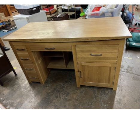 LIGHT OAK KNEEHOLE DESK WITH CENTRAL PULLDOWN DRAWER 
