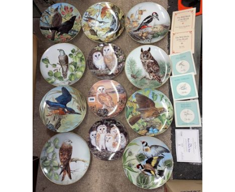 TWELVE COLLECTORS PLATES INCLUDING LIMOGES FIRST EDITION "GARDEN BIRDS OF THE WORLD" BY BASIL EDE AND "THE WILD BIRDS OF THE 