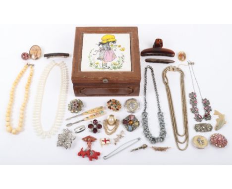 A selection of costume jewellery, including brooches, a bone bead necklace, pendants, etc, in a box with ceramic tile lid, (q