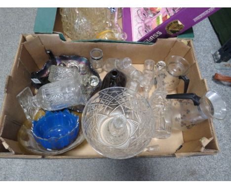 Two trays of vintage glassware to include lightshade and a boxed sundae glass set