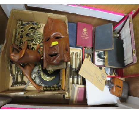 A tray of assorted collectables to include cased cutlery sets, hip flask etc
