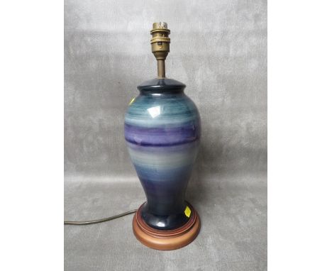 A LARGE MOORCROFT POTTERY BULBOUS TABLE LAMP, raised on a circular wooden base, H 378 cm (inc. fitting)