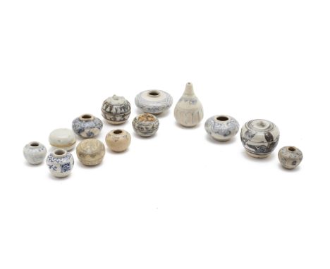 A GROUP OF MINIATURE BLUE AND WHITE JARLETS AND BOXES
Mostly Annamese, with varying stylised decoration (13)
Tallest item 6cm