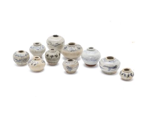 A GROUP OF MINIAATURE VIETNAMESE JARS
Circa 16th C., with various underglaze blue decoration
Tallest item 7cm high
Condition: