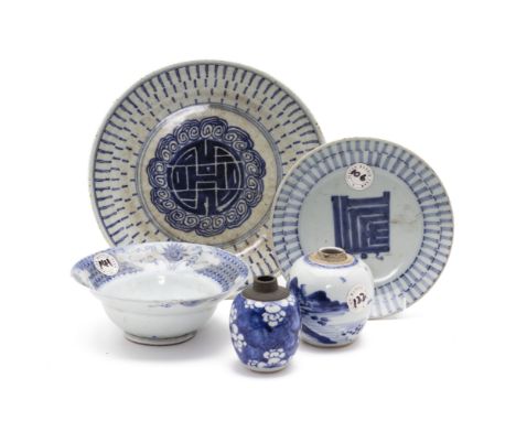 A GROUP OF BLUE AND WHITE CERAMICS
Comprising: two small jars, the prunus example with later metal mount; a bowl with broad e