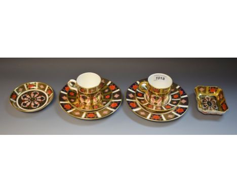 A pair of Royal Crown Derby Imari palette 1128 pattern coffee cans and saucers, first quality; a pair of 1128 tea plates, fir