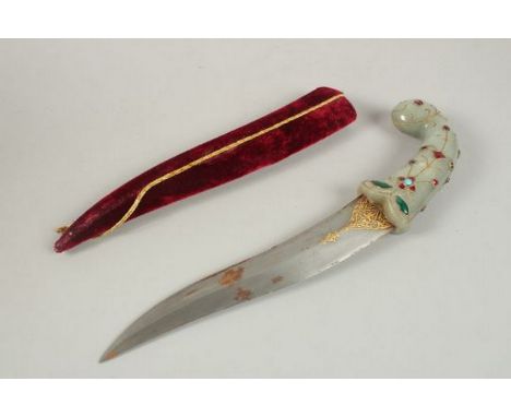 A DECORATIVE INDIAN HARDSTONE HANDLE DAGGER.