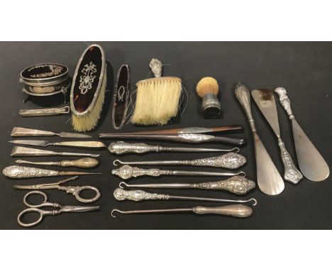 Victorian and later silver hafted button hooks and shoe horns; a silver cased pocket manicure set, London 1936; other silver 