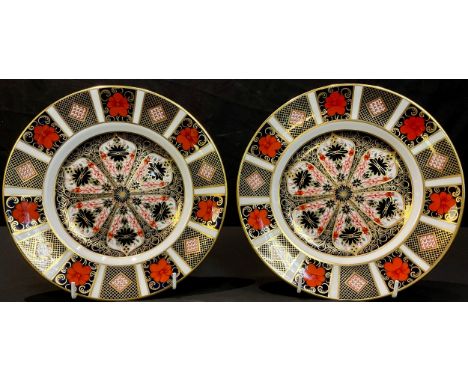 A pair of Royal Crown Derby 1128 Imari pattern dessert plates, 21.5cm diameter, first quality 