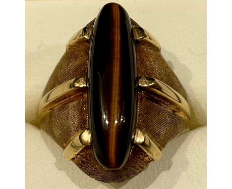 A gentleman's 14ct gold tiger's eye signet ring, size Q, marked 585, 7.3g 