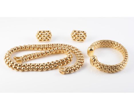 AN 18CT YELLOW GOLD NECKLACE CHAIN, BANGLE AND EARRING SET, the necklace chain of heavy rounded snake links on unusual hook s