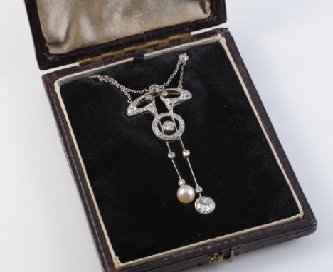 AN ART NOUVEAU DIAMOND NECKLACE, of a symmetrical delicate swag design set throughout with graduating old brilliant cut diamo