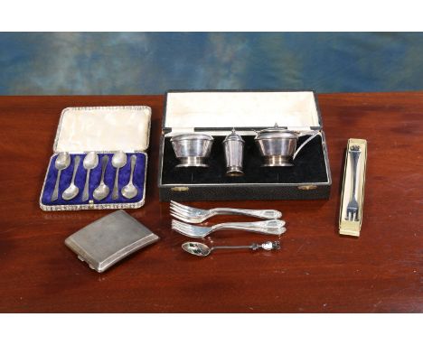 A GROUP OF 20th CENTURY SILVER AND PLATE comprising: a cased condiment set, Birmingham 1937; a cased set of six silver teaspo