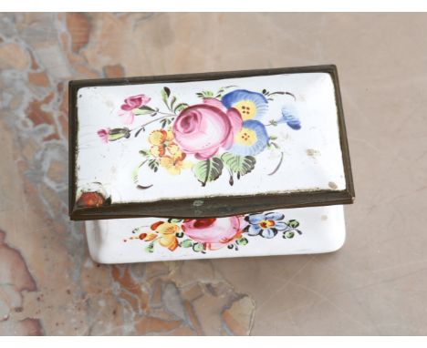 AN 18TH CENTURY ENAMEL PATCH BOX, of waisted rectangular form with hinged cover, painted with floral sprays. 5.5cm wide