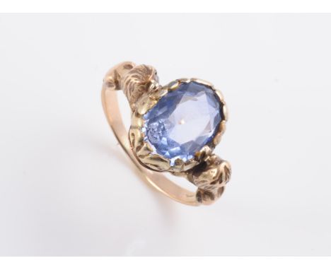 AN EARLY 19TH CENTURY CEYLON SAPPHIRE RING, the oval mixed cut sapphire set in a heavily moulded detail mount and raised shou