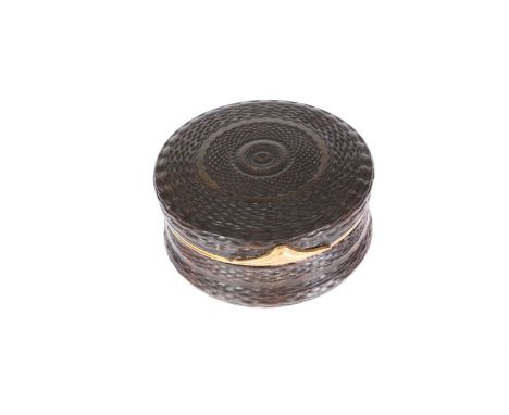 A GOLD-MOUNTED TORTOISESHELL SNUFF BOX, LATE 18th/EARLY 19th CENTURY, circular, moulded in geometric concentric bands with go