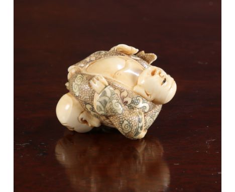 A JAPANESE IVORY NETSUKE OF BUDDHAS, Meiji period, carved as back to back Buddhas. 5cm