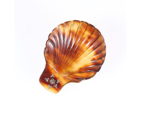 A GEORGIAN PIQUE TORTOISESHELL CADDY SPOON, with fluted shell shaped bowl. 5.5cm